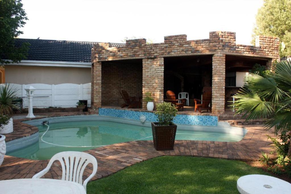 Just Tiffany Guest House & Conference Facility Potchefstroom Exteriör bild